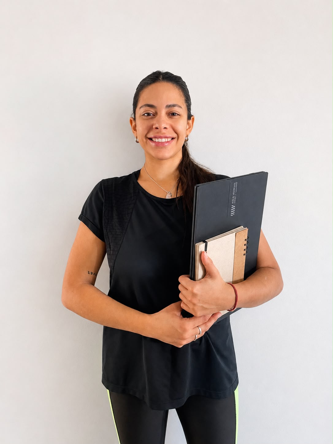 Retrato profesional de Lila Rodriguez, especialista en bienestar laboral